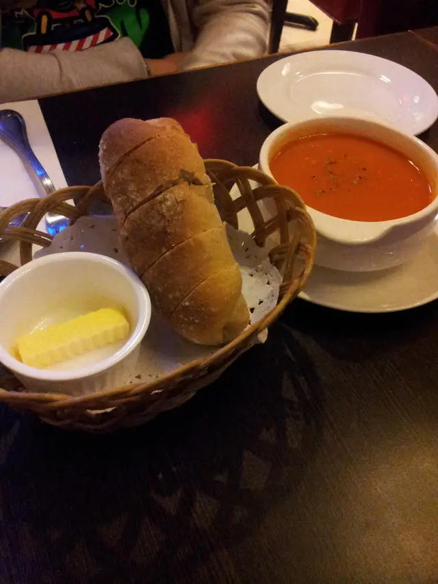 番茄濃湯及法國麵包