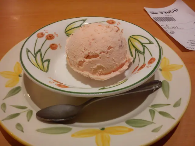 草莓雪糕. $12. 草莓味濃郁. 入面仲有士多啤梨咬. OK.