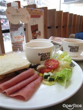 火腿、炒蛋、麥片，配沙律 - Suzuki Cafe Company in Sheung Wan 