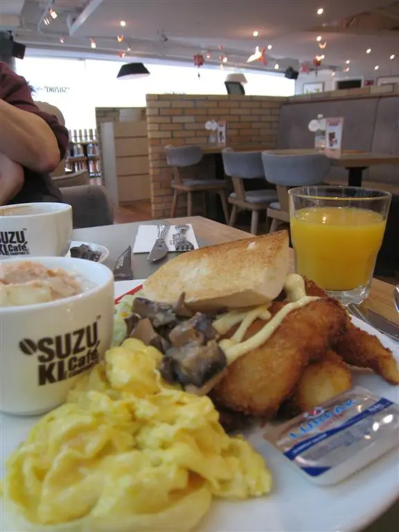 魚柳、磨菇、炒旦、三文魚泡飯,配沙律