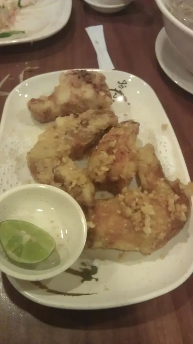 必食牛油雞翼, 好好味,次次黎都有叫..一定要食..有分四隻或六隻..勁好味.....必食.!!!!