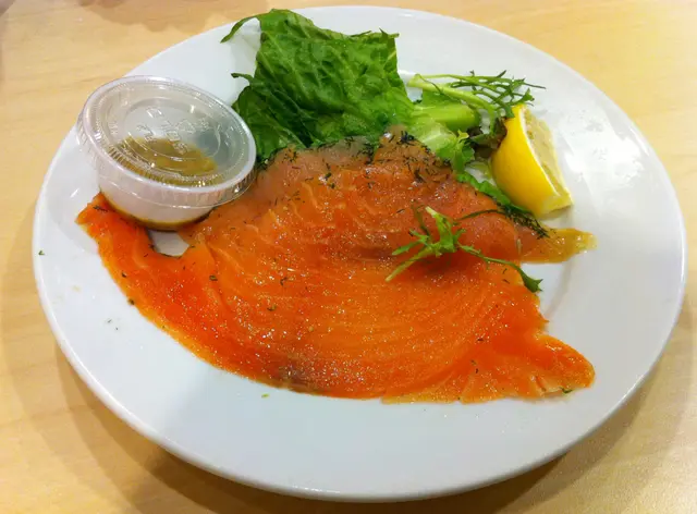 香草醃三文魚配刁草醬