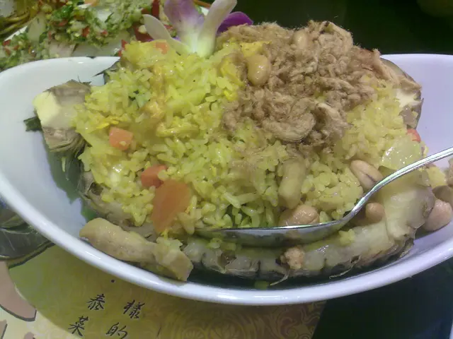 正...甜甜地...菠蘿炒飯