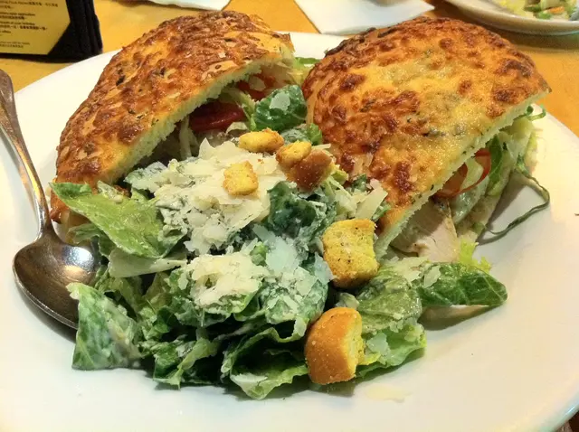 扒雞肉凱撒三文治