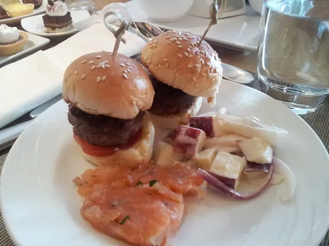 和牛漢堡..好快凍但好食..煙三文魚扒好好食..