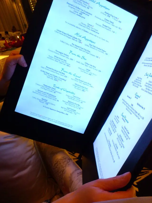 打開會發光的餐牌