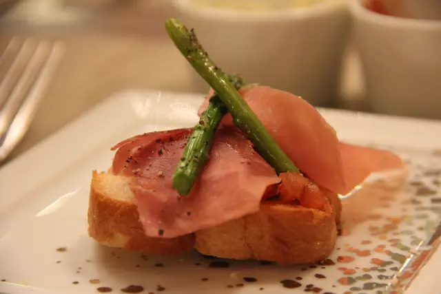 parma ham and asparagus canapé