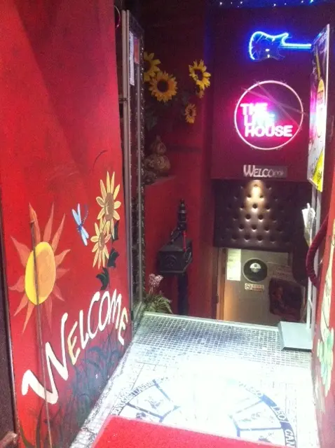 通過這條小樓梯,就可進入餐廳了。