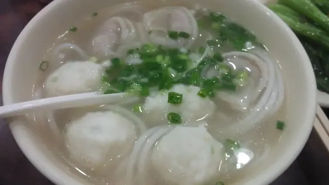 墨魚丸魚皮餃米線