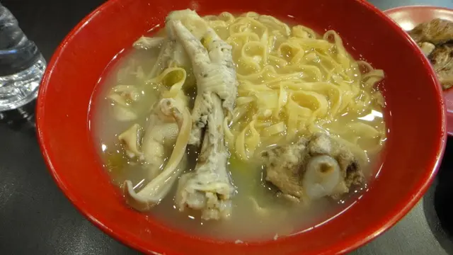 胡椒豬肚雞腳豬骨配車仔粗麵