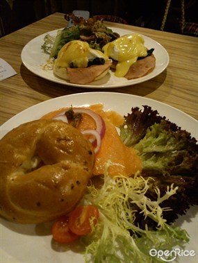 salmon bagel (front), eggs benedict (back) - 旺角的18 Grams