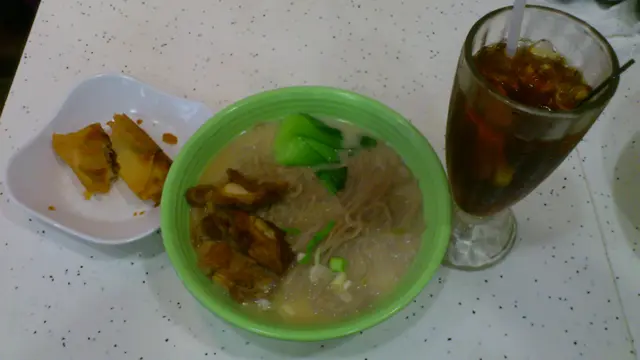 豬軟骨紫米拉麵，脆皮春卷配凍檸茶