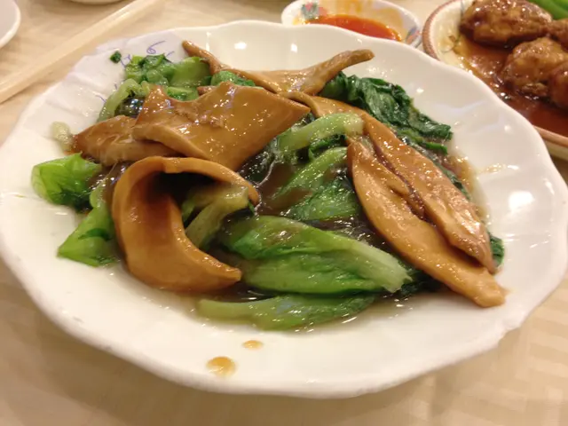 這味名鮑魚螺生菜 - 不知道鮑魚螺是什麼，但吃下去覺得很硬，口感不好，味道極之一般，一點都不好吃。