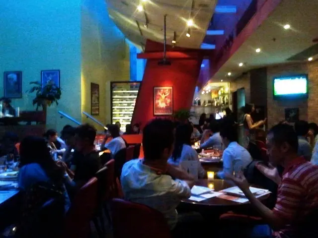 佈置有氣氛, 但音樂大,人聲吵耳,...不太浪漫