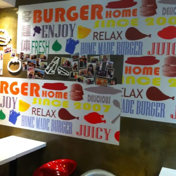 店內的牆紙很sharp! 希望客enjoy 佢嘅 burger!
