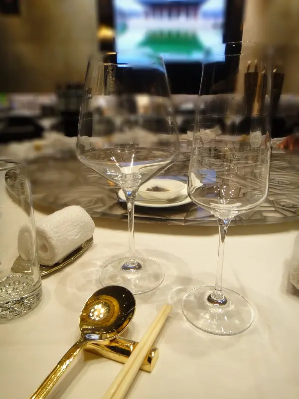 方形酒杯 (紅酒客都話唔及弧形好)   