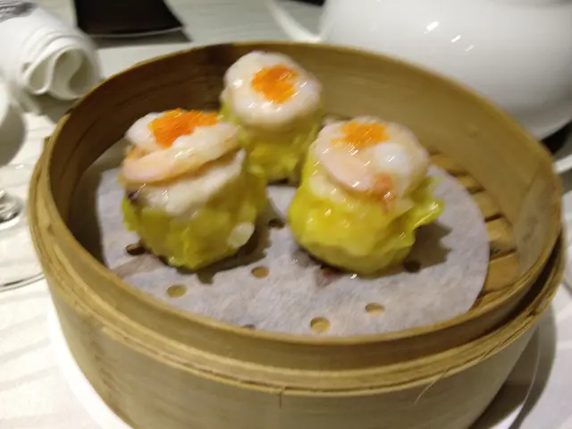 鮮蝦蟹籽燒賣 - 整粒蝦放在燒賣上，賣相已很吸引，吃起來亦很彈牙，特惠價錢，好味扺食！