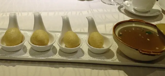 上湯迷你咸水角 - 很創新的點心，外脆的咸水角竟可伴上湯吃，賣相亦非常別緻！