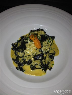 squid ink fettuccine with dungeness crab &amp; uni - Hooray Bar &amp; Restaurant in Causeway Bay 