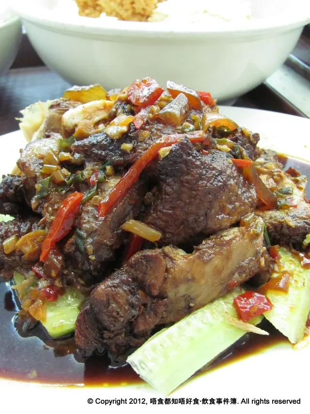 燒雞的醬汁味道濃烈，同時帶點醋、薑及蒜的香味