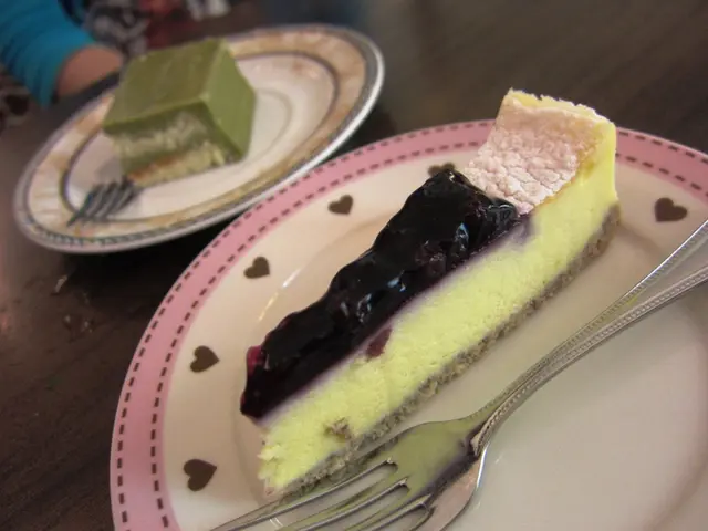 套餐附藍莓芝士蛋糕，抹茶蛋糕［一般吧！］