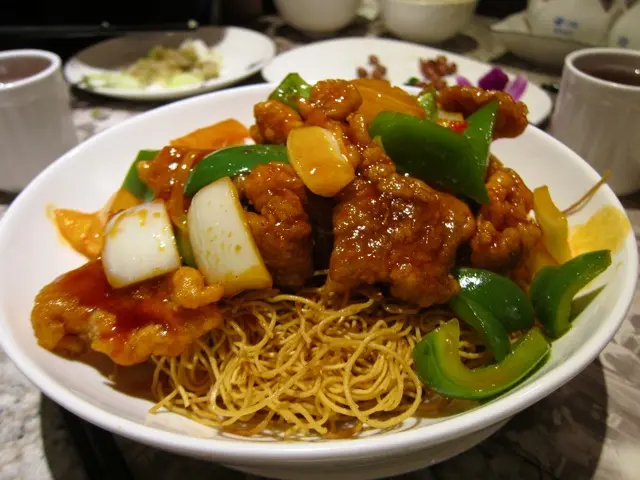 咕嚕肉炒麵