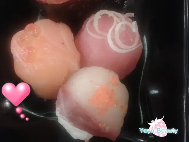 個樣買碌碌..爆可愛~波子壽司內是一小塊飯團.外面用魚生包裹住..
