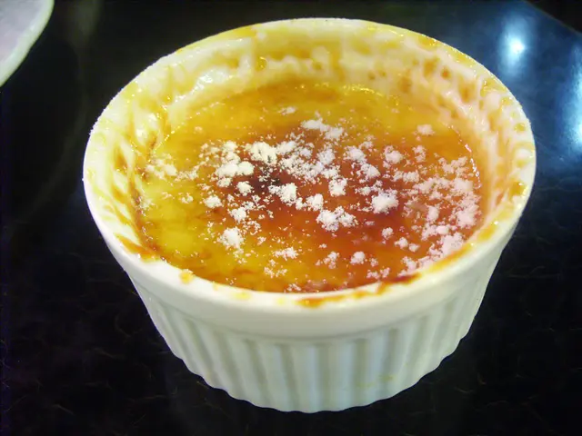 法式焦糖燉蛋----個蛋的焦糖層好厚, 蛋味一般, 入口都算是滑溜, 不過比較甜膩