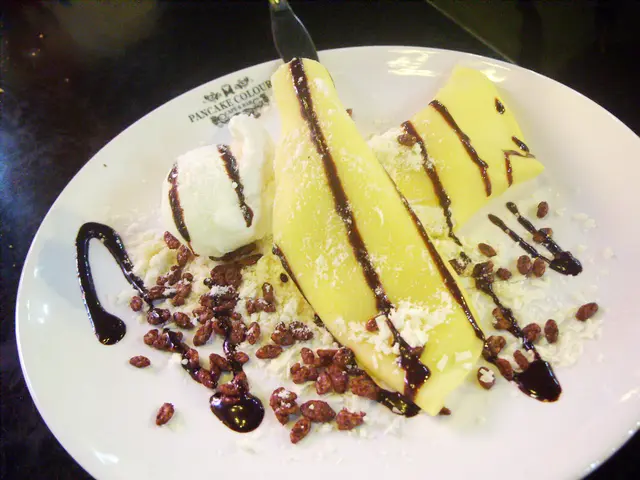 白朱古力焦糖脆片法式班戟----賣相都不錯,班戟更有香滑的鮮忌廉, 入口香滑美味