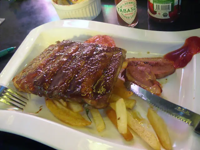 秘製醬燒豬仔骨配燒鴨胸----即叫即燒,燒烤醬帶點酸酸甜甜, 令人惹味