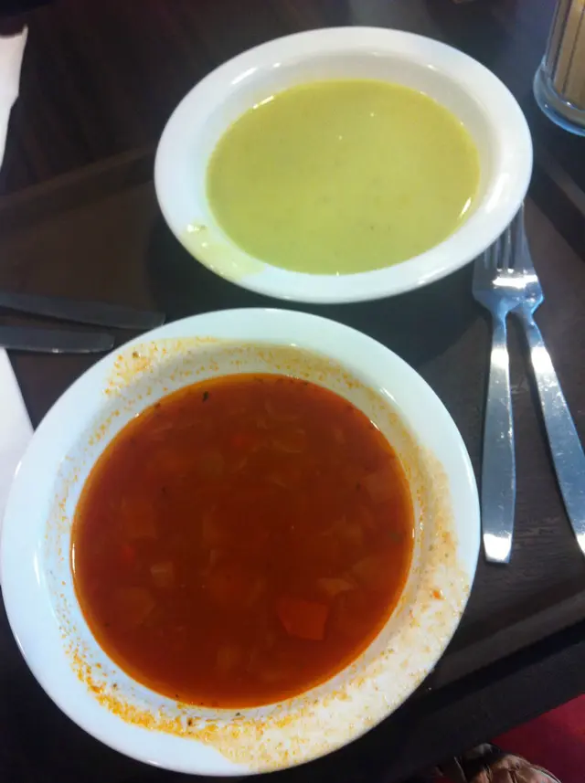 上︰西蘭花忌廉湯;下︰雜菜湯