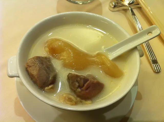 杏汁花膠燉蹄筋湯 