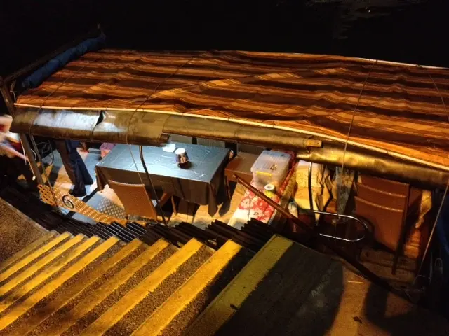 一位阿姐撐著小艇過來接我們