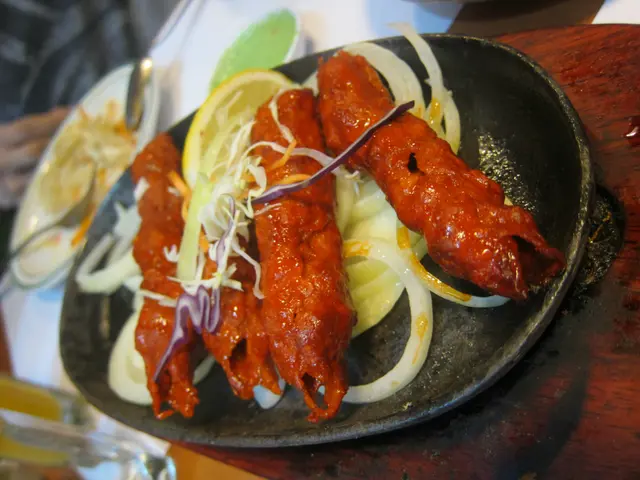 串燒免冶羊肉卷, 個人不歡喜羊肉, No Comment, 洋蔥很香鐵柀上, 卷內是空心, 試過入面夾洋蔥加咖喱再用烤餅包住, 但係食落去都係羊肉卷味=_=! 