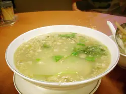 方魚肉碎粥$28---潮洲粥的飯粒粒分明而廣東食粥是爆花狀