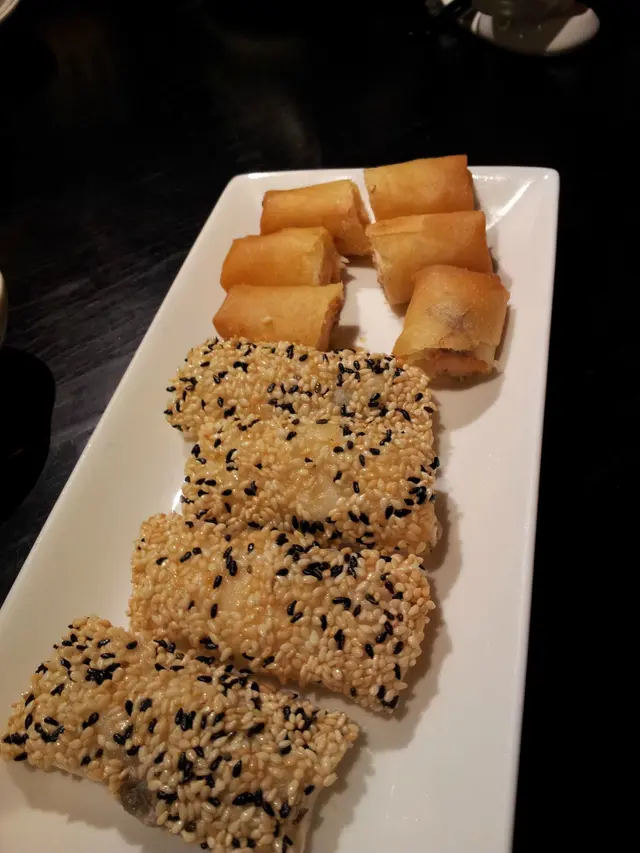 皮蛋鮮蝦酥(前)，兩者的味道原來好夾，正。而春卷(後)則一般貨色