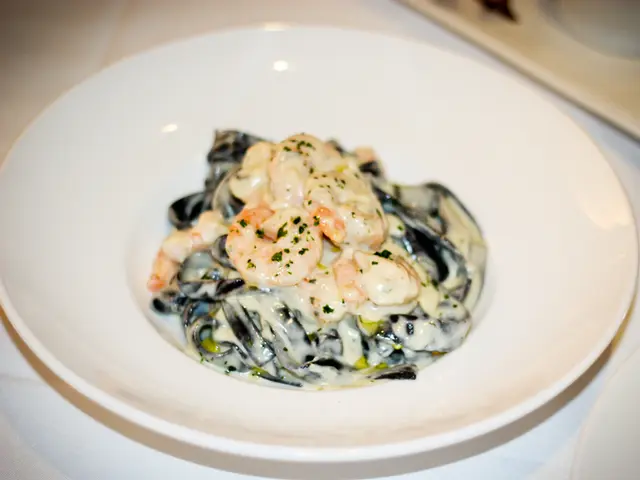 墨汁闊條麵配大蝦忌廉汁