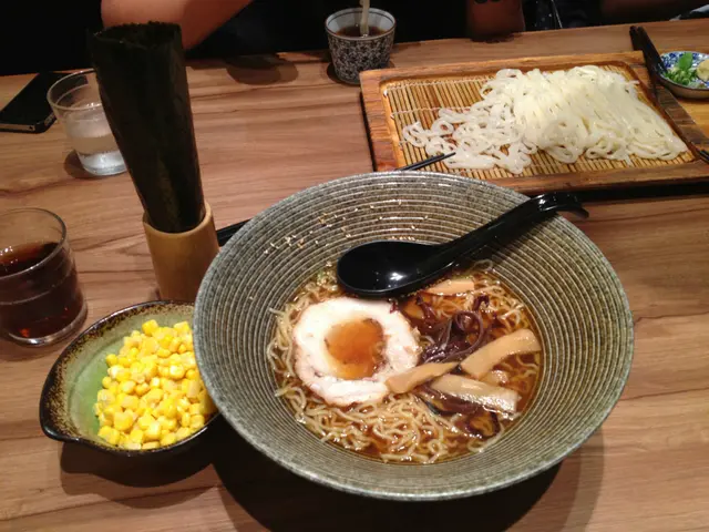 我的叉燒極上醬油湯拉麵。另加了粟米