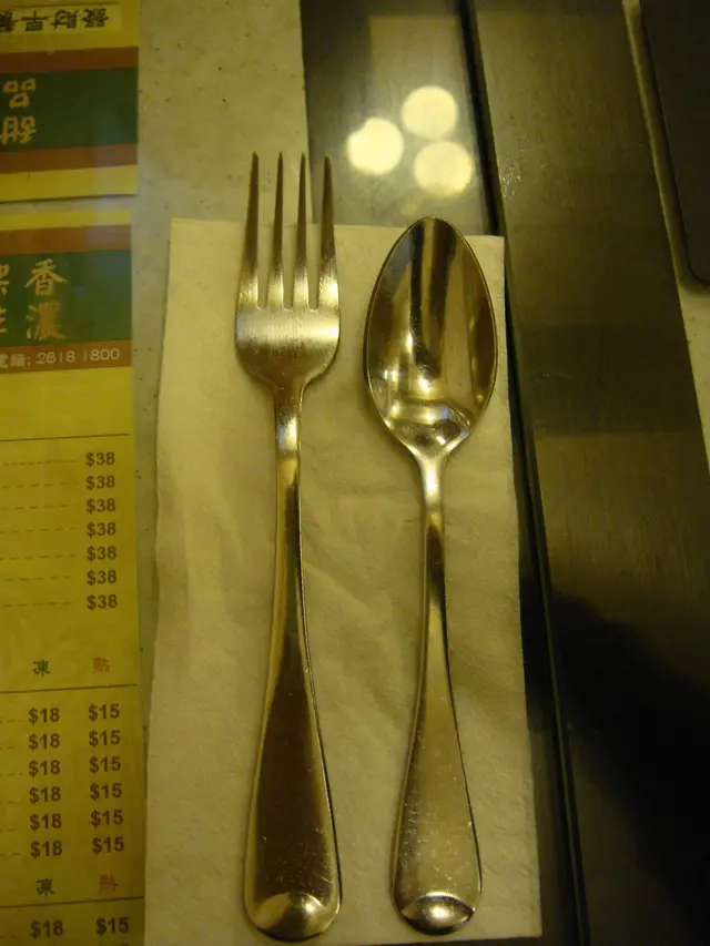 Da spoon is shorter than the fork