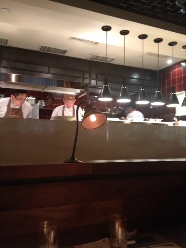 廚師們專注地煮野