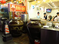 店外的大坛炖汤