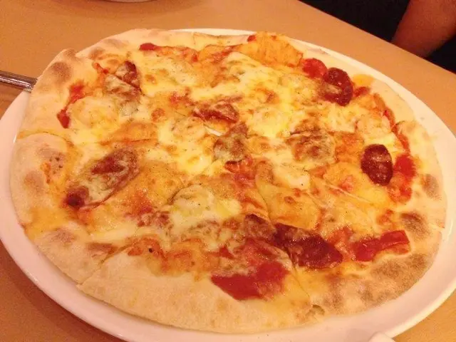 用料足的意式辣肉腸鮮蝦茄醬薄餅