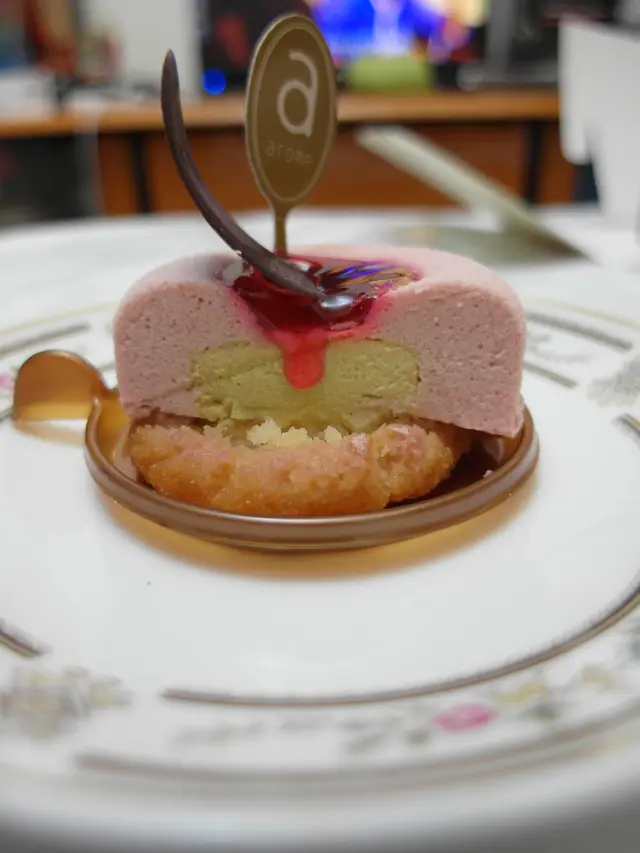 外層以草莓打成慕絲，配上中心軟滑開心果蓉