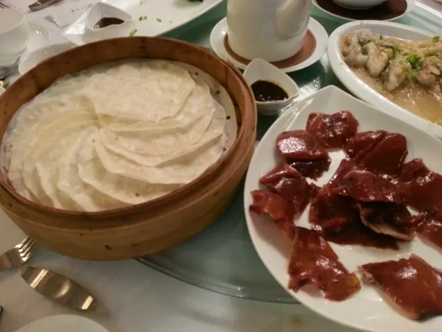 片皮鴨上了菜, 醬油另上, 再等一會先有青瓜, 皮也等到變硬了!