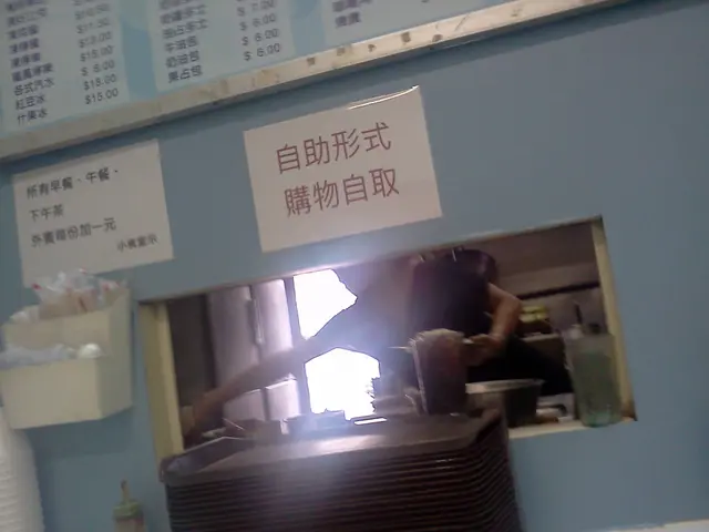 廚房將食品放在小窗口的取食品櫃枱上。