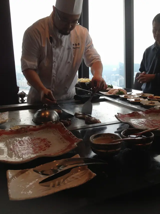 鐵板上的日本和牛, 法國鵝肝, 三文魚都任食, 即叫即煎,
