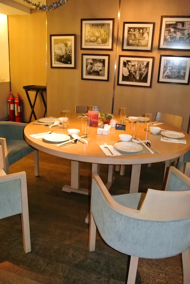 餐廳牆身掛滿星馬街道食檔黑白照