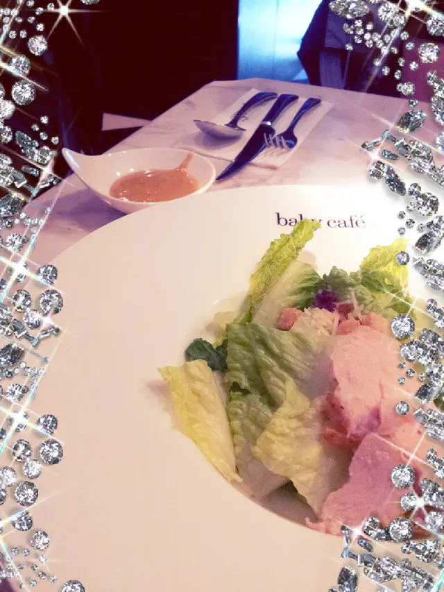 凱撒沙律配雞肉-羅馬生菜爽脆清甜。麵包粒香脆卻沒蒜香