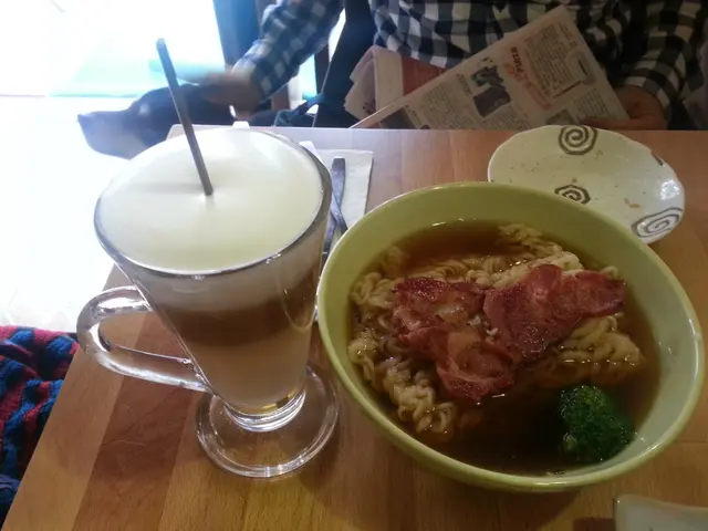 早餐set - 係出前一丁 同 honey ginger latte (超好味)