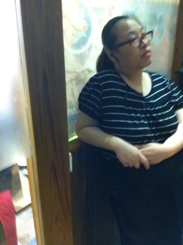 刻意頂住個門口唔比開門